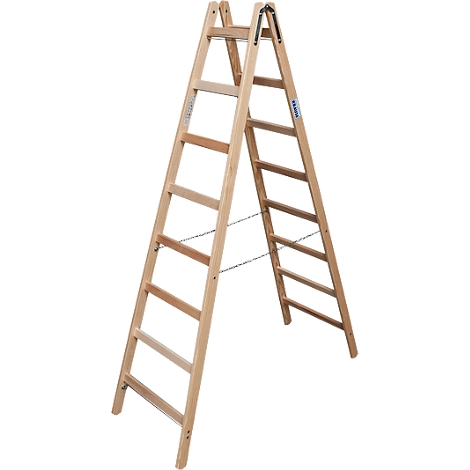 Holzleiter, offen stehend, gegen weißem Hintergrund. Mit Sprossen und Kette zur Sicherung.