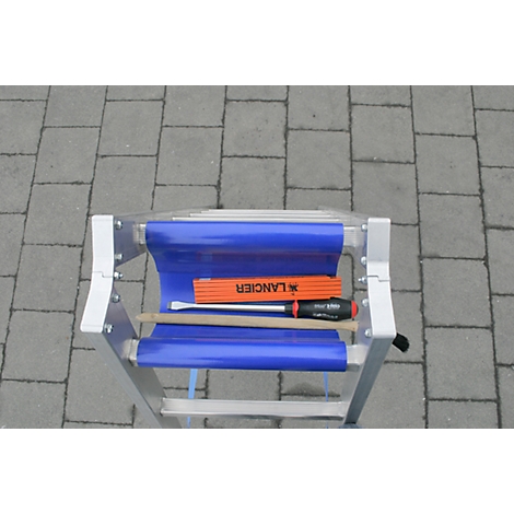 Blaue Trittleiter mit Werkzeug: Zollstock, Schraubendreher, Holzstiel.