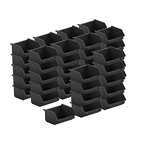 Plusieurs bacs de rangement noirs sont empilés en rangées.