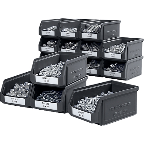 Bacs en plastique gris avec des vis. Informations de taille sur les étiquettes. Empilés, légèrement inclinés.