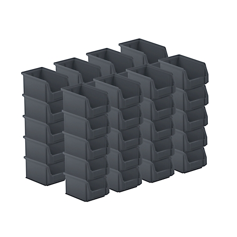 Des bacs de rangement en plastique gris sont empilés pour maintenir l'ordre.