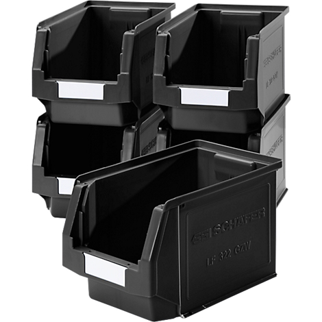 Six bacs en plastique noirs empilés, avec des étiquettes blanches et des lettrages.