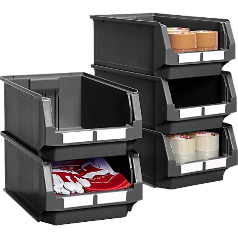 Donkergrijze stapelbare opbergbakken gevuld met tape, handschoenen en andere items.