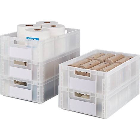 Zwei transparente Kunststoffboxen, gefüllt mit Papierrollen und anderen Gegenständen. Auf den Boxen sind Etiketten angebracht.