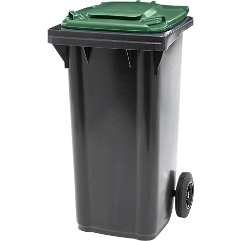 Zwarte vuilnisbak met groen deksel en wielen. Op een witte achtergrond.