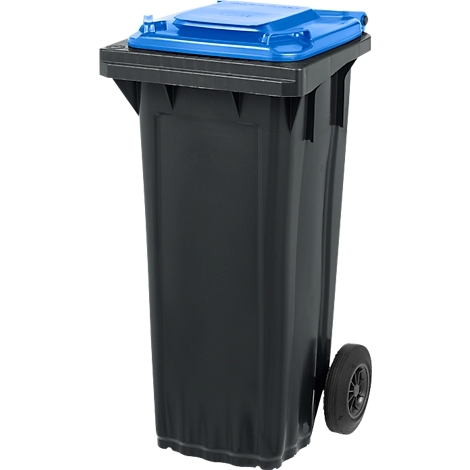 Schwarze Mülltonne mit blauem Deckel und einem Rad.