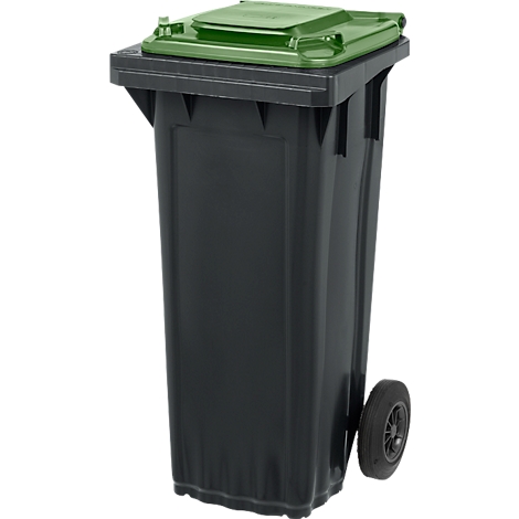 Ein grüner Deckel liegt auf einem schwarzen Müllcontainer. Ein Rad ist am unteren Ende des Containers sichtbar.