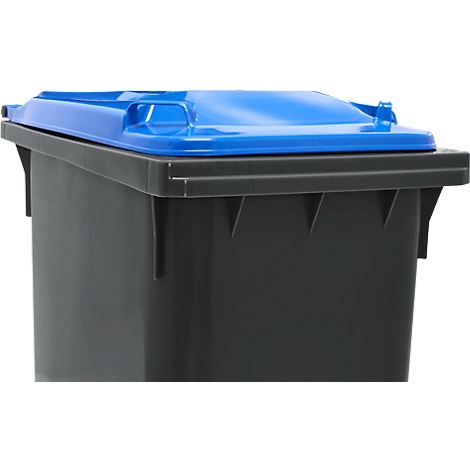 Gros plan d'une poubelle noire avec un couvercle bleu.