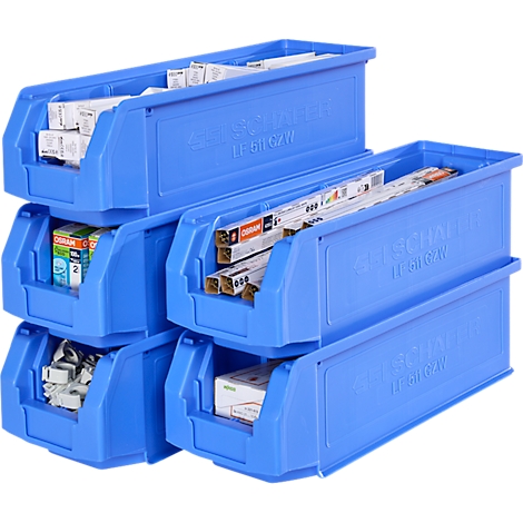 Blauwe plastic dozen, gestapeld, gevuld met elektronische componenten, waaronder verpakkingen en kabels.