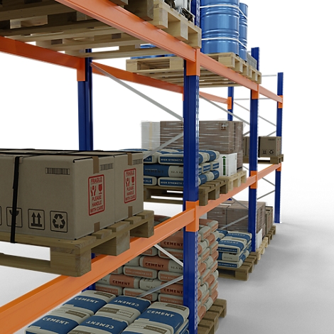 Rayonnage d'entrepôt avec palettes, boîtes, sacs et fûts. Les étagères sont chargées de divers produits, dont du ciment, des boîtes et des fûts bleus.