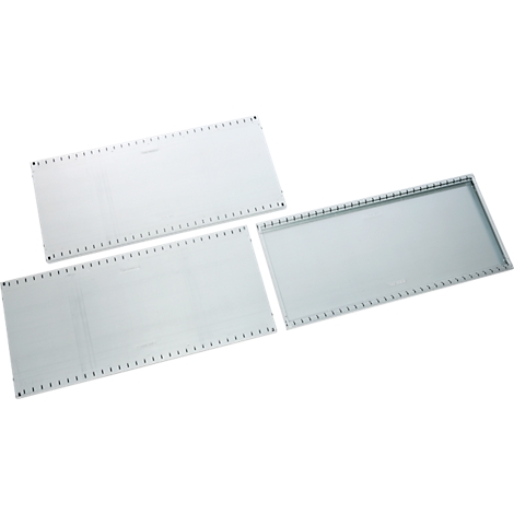 Trois plaques rectangulaires en plastique transparent. Deux sont à plat, une est légèrement encastrée.