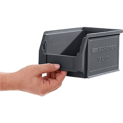 Graue Kunststoffbox wird mit der Hand geöffnet. Aufdruck: "SSI Schäfer", "LP 22 21".