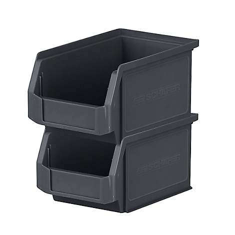 Zwei graue, übereinander gestapelte Aufbewahrungsboxen aus Kunststoff. Die Boxen sind offen und haben ein Etikett mit dem Schriftzug 'SEISCHNER'.