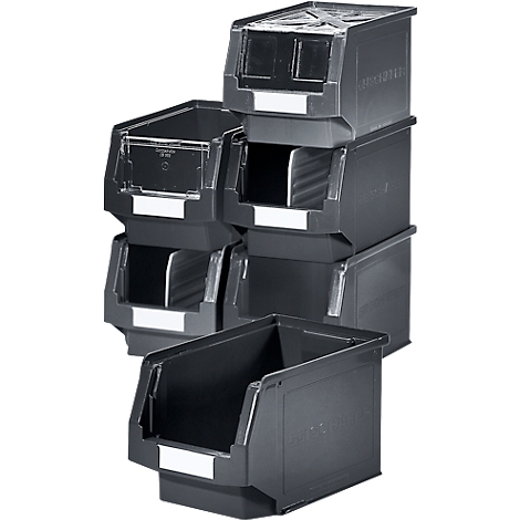 Schwarze Kunststoff-Lagerbox, schräg von oben fotografiert. Die Box hat offene Seiten und eine offene Vorderseite.
