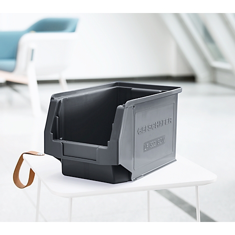 Graue, offene Kunststoffbox steht auf einem weißen Tisch. Auf der Seite ist der Schriftzug "GEISSINGER" zu sehen.