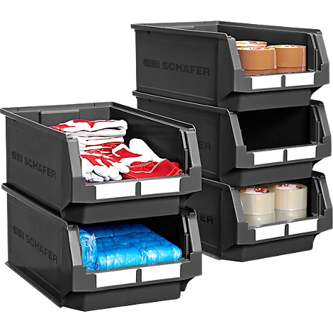 Graue Kunststoffbehälter, gefüllt mit Werkzeugen, Bändern und Handschuhen. Aufschrift: SSI SCHÄFER.