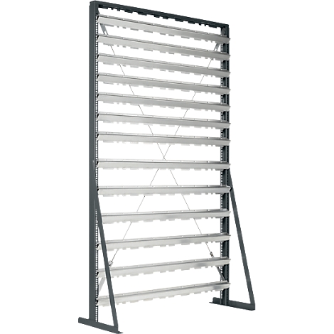 Een hoge, vrijstaande metalen stellingkast met veel horizontale schappen en stabiliserende kruisverbanden.