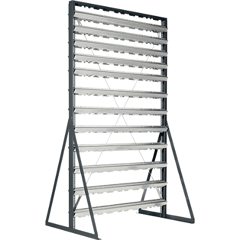Vrijstaand opslagrek met verticaal metalen frame en meerdere horizontale schappen op een witte achtergrond.