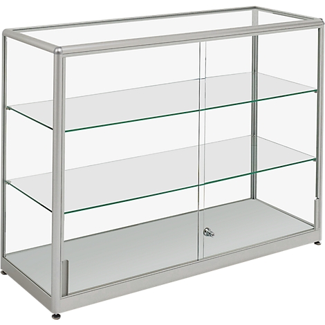 Glazen displaykast met een zilverkleurig frame. Binnenkant met drie glazen planken, schuifdeur met slot.