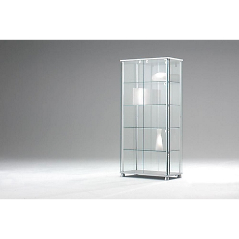 Hoge, slanke glazen vitrinekast met zilverkleurig frame tegen een lichtgrijze achtergrond.