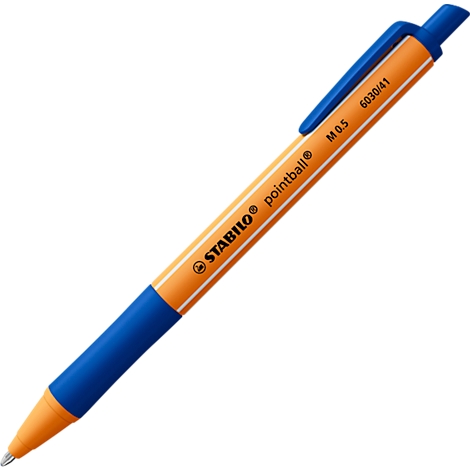 Ein Kugelschreiber von Stabilo, orange mit blauen Akzenten, liegt diagonal auf weissem Hintergrund. Der Stift ist beschriftet.