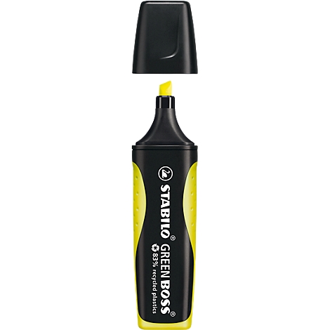 Gelber Textmarker, Marke Stabilo Green Boss. Schwarze Kappe liegt daneben. Aufdruck: "83% recycled plastics".