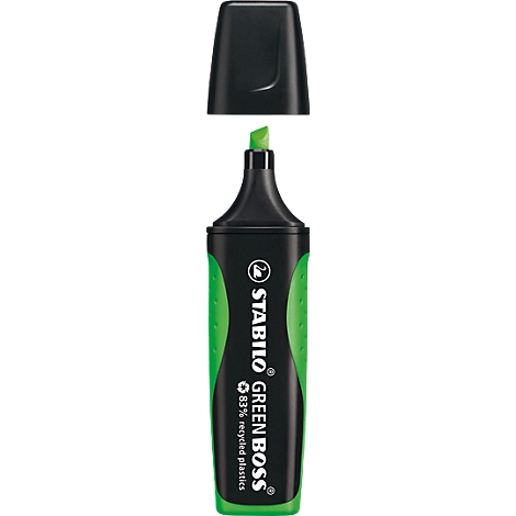 Groene markeerstift "Stabilo Green Boss" met zwarte dop, op een witte achtergrond. 83% gerecycled plastic.