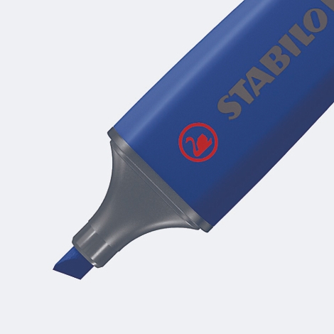 Blauer Textmarker von Stabilo. Graue Spitze und blaue Spitze, die auf weißem Grund sichtbar ist.