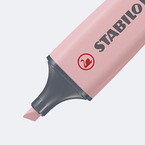 Hellrosa Textmarker der Marke Stabilo, schwarze Spitze, Logo mit Schwan. Textmarker zeigt zur Kamera.