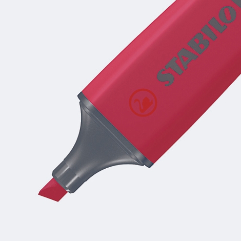 Nahaufnahme eines roten Textmarkers. Auf dem Marker steht "STABILO". Die Spitze ist zum Schreiben bereit.