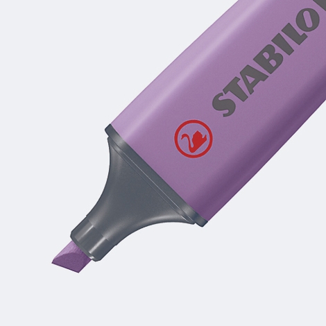 Ein lila Textmarker mit abgeschrägter Spitze. Auf dem Stift steht "STABILO".