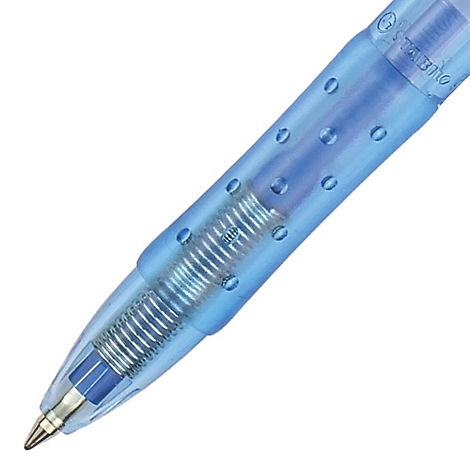 Nahaufnahme eines blauen Kugelschreibers. Der Schaft ist durchsichtig, die Feder aus Metall.
