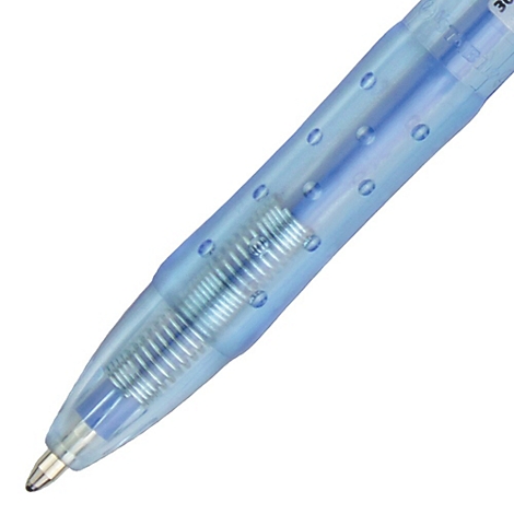 Nahaufnahme eines blauen Kugelschreibers. Der transparente Schaft zeigt die Feder und die Mine.