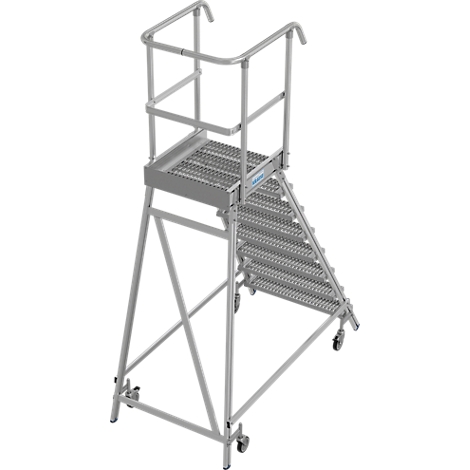 Échelle de plateforme en aluminium avec garde-corps et escalier. Elle repose sur des roues.