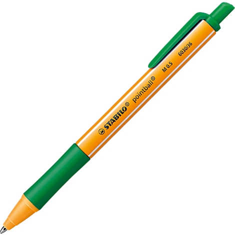 Een STABILO pointball® balpen, oranje met groene accenten, ligt diagonaal. Markeringen op de pen.