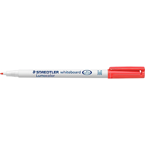Een rode Staedtler whiteboard marker, tegen een witte achtergrond. De pen heeft een witte schacht en een rode dop.