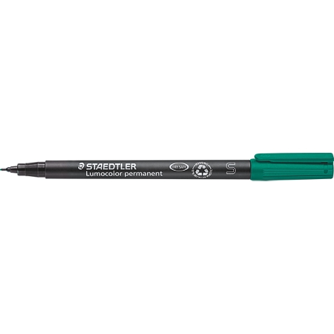 Schwarzer Staedtler Lumocolor Permanentstift mit grüner Kappe und Spitze.