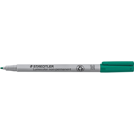 Ein grüner Staedtler Lumocolor Non-Permanent Marker mit grauer Hülle und grüner Verschlusskappe.