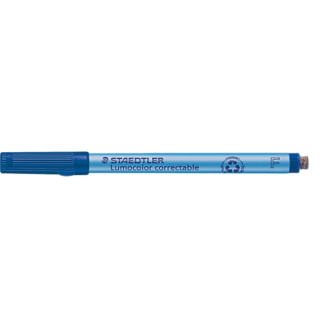 Blauer Staedtler Lumocolor correctable Stift mit Radierer an der Kappe, horizontale Ansicht.