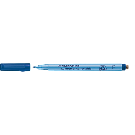 Hellblauer Staedtler Lumocolor correctable Marker mit abgenommener, dunkelblauer Kappe.