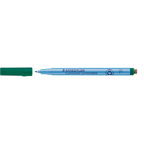 Ein hellblauer Staedtler Lumocolor Correctable Stift mit abgenommener grüner Kappe.
