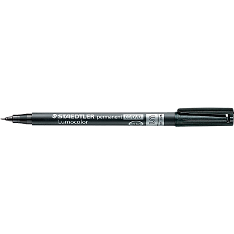 Schwarzer Staedtler Lumocolor Permanent-Stift, der Namen des Herstellers und die Produktbezeichnung.