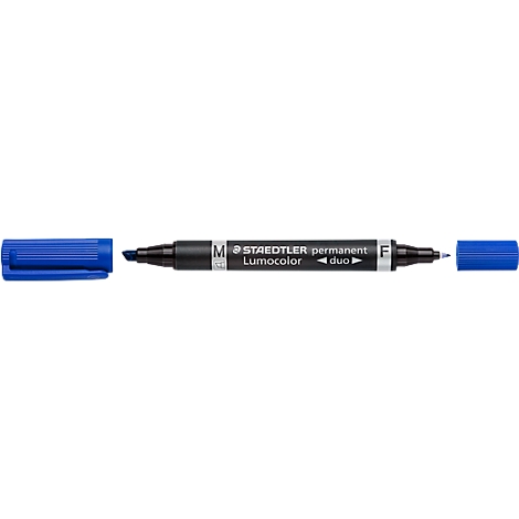 Een blauwe viltstift, de dop is eraf en ernaast gelegd. Op de pen staat "STAEDTLER permanent Lumocolor duo".