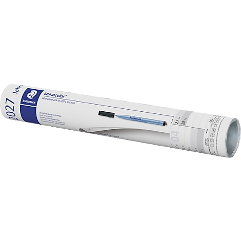 Een witte, opgerolde Staedtler Lumocolor 2027 jaarplanner met blauw logo en een pen op de rol gedrukt.