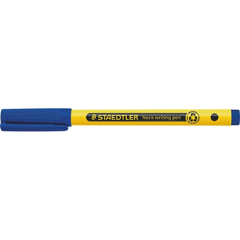 Een blauwe en gele pen van het merk Staedtler. Gele behuizing met zwarte letters, blauwe punt.