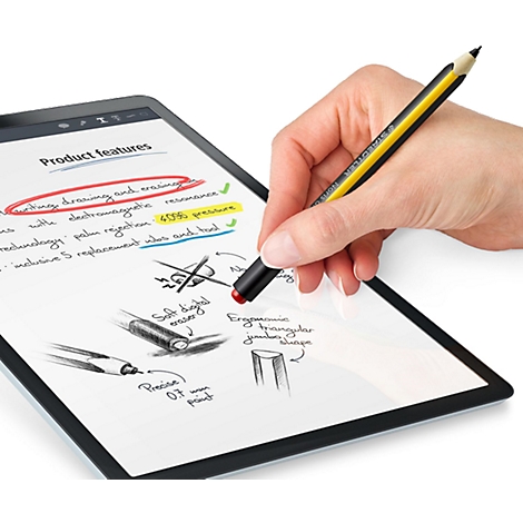 Main écrivant avec un stylet sur une tablette. L'écran affiche du texte sur les caractéristiques du produit et des croquis.