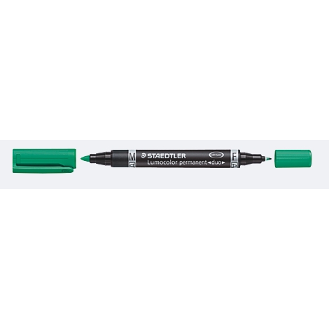 Ein grüner Staedtler Lumocolor Permanent Duo Marker mit abgenommenen Kappen vor weißem Hintergrund.