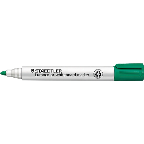 Grüner Staedtler Lumocolor Whiteboardmarker auf weißem Hintergrund.