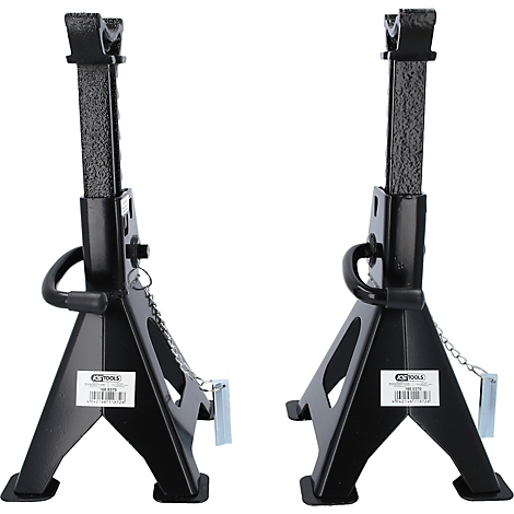 Zwei schwarze Wagenheberständer stehen nebeneinander. Sie sind aus Metall, haben eine dreieckige Basis und eine verstellbare Stütze.