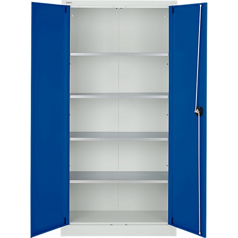 Ein weißer Schrank mit geöffneten blauen Türen, der Einblick auf Regale gibt. Ein schwarzer Griff und ein weißes Schloss.
